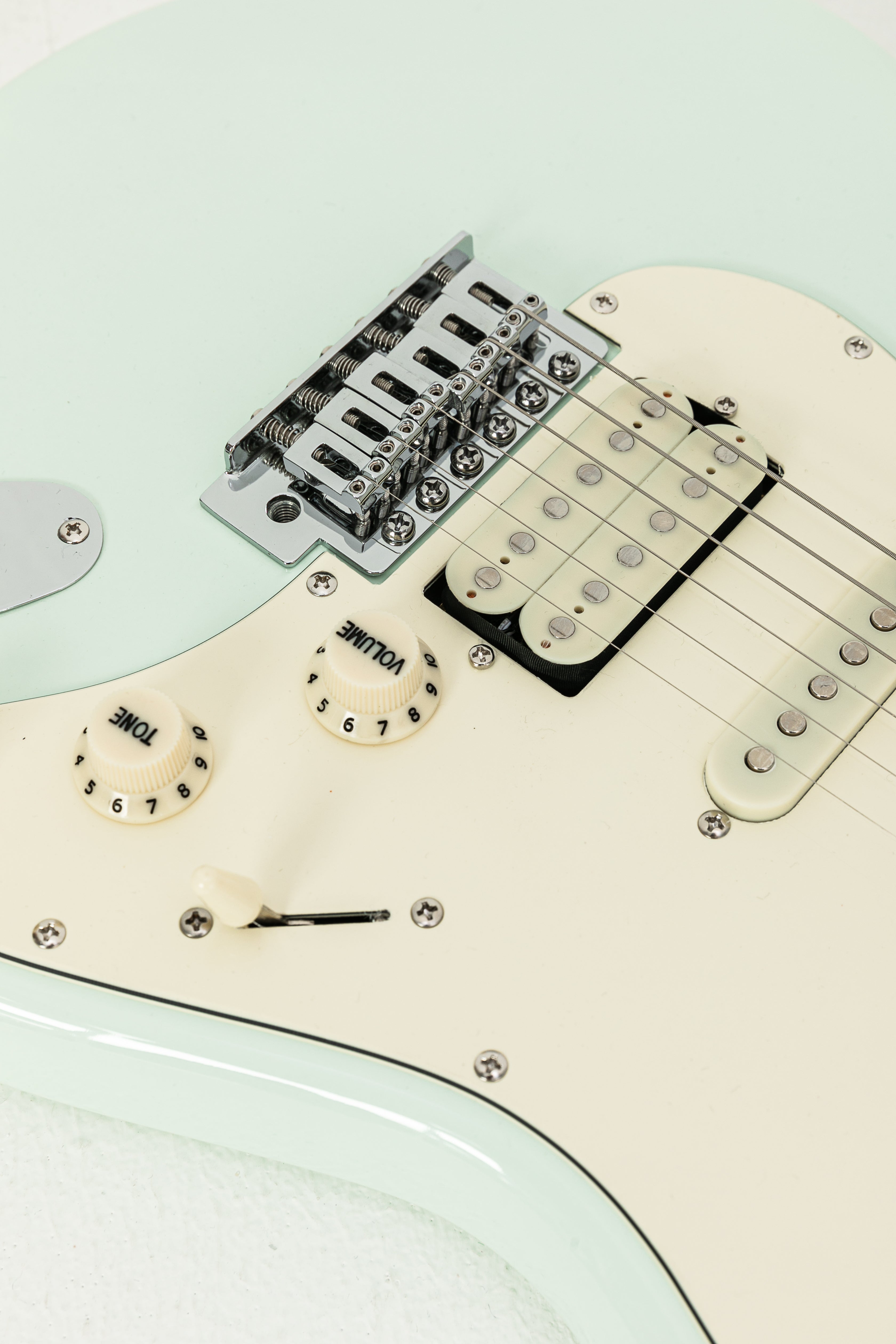 Farida F-2020 Electric Guitar – Premium Entry-Level Strat for Versatile Performance
