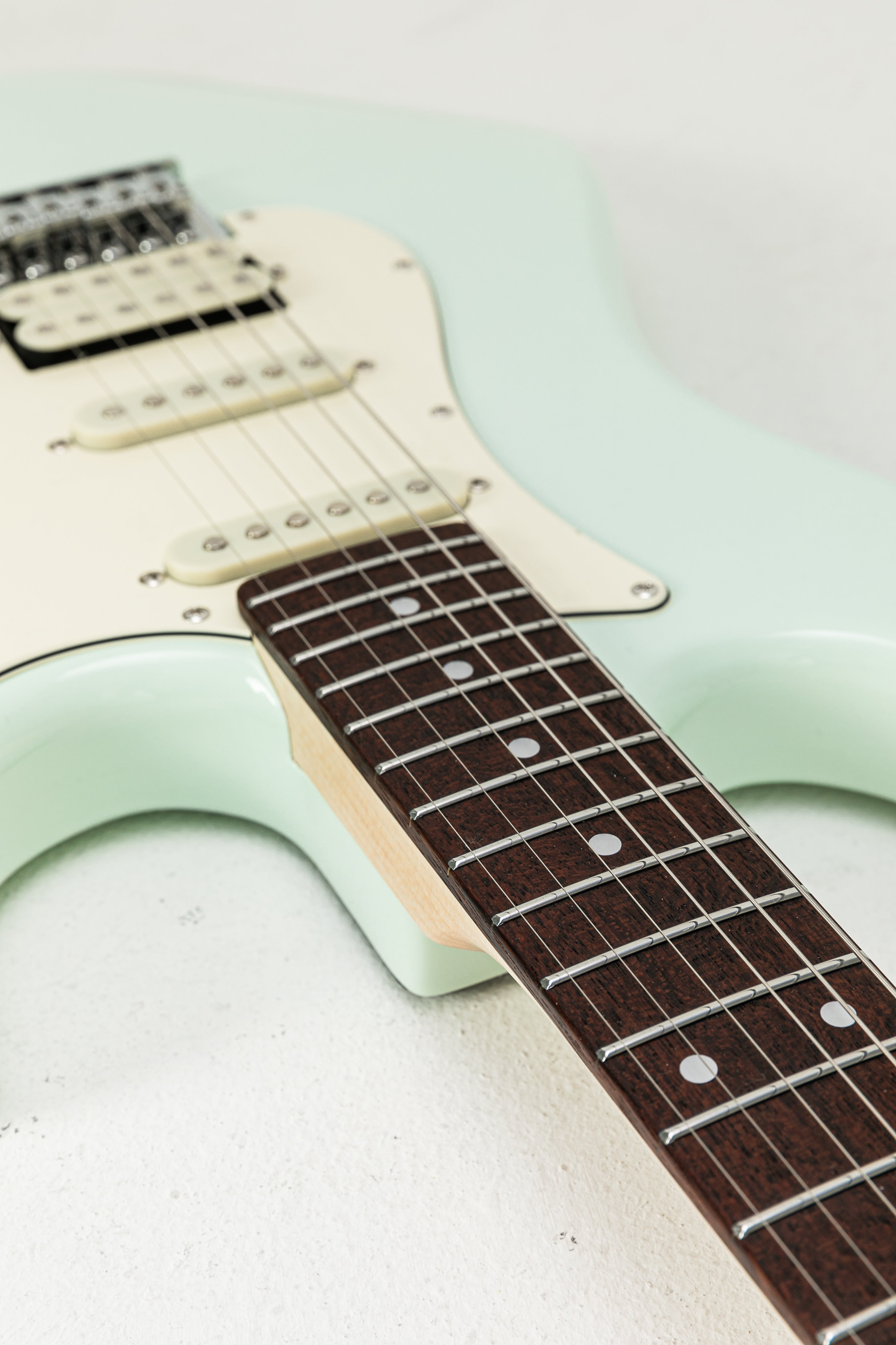 Farida F-2020 Electric Guitar – Premium Entry-Level Strat for Versatile Performance