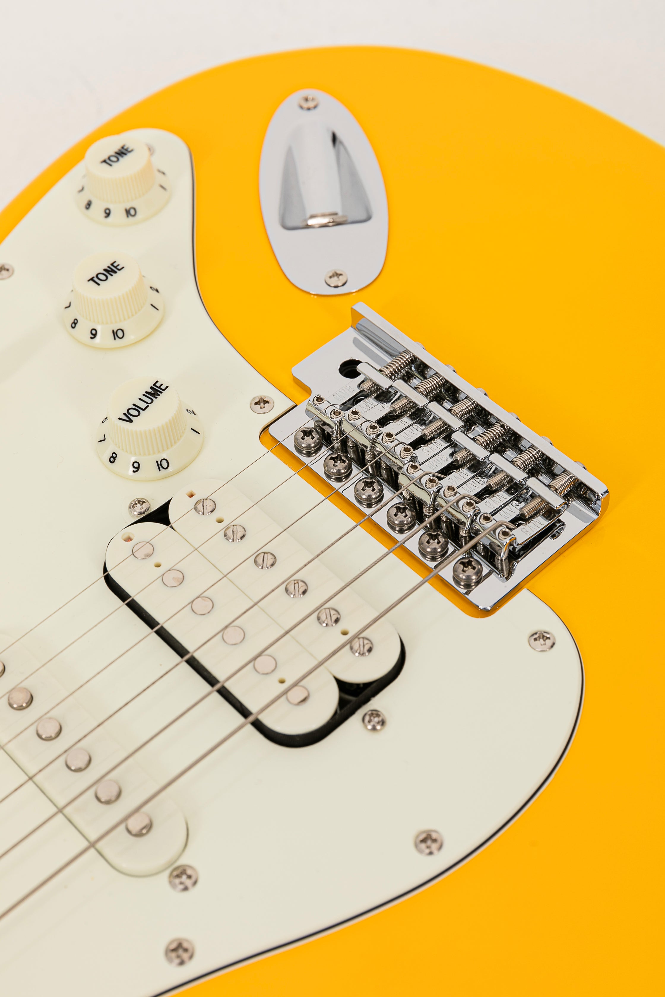 Farida F-5020 Series Electric Guitar ā Beginner Strat Style with 5-Way Pickup Selector, Vintage Tremolo, Carbonized Maple Neck & T2-3 Sealed Tuners