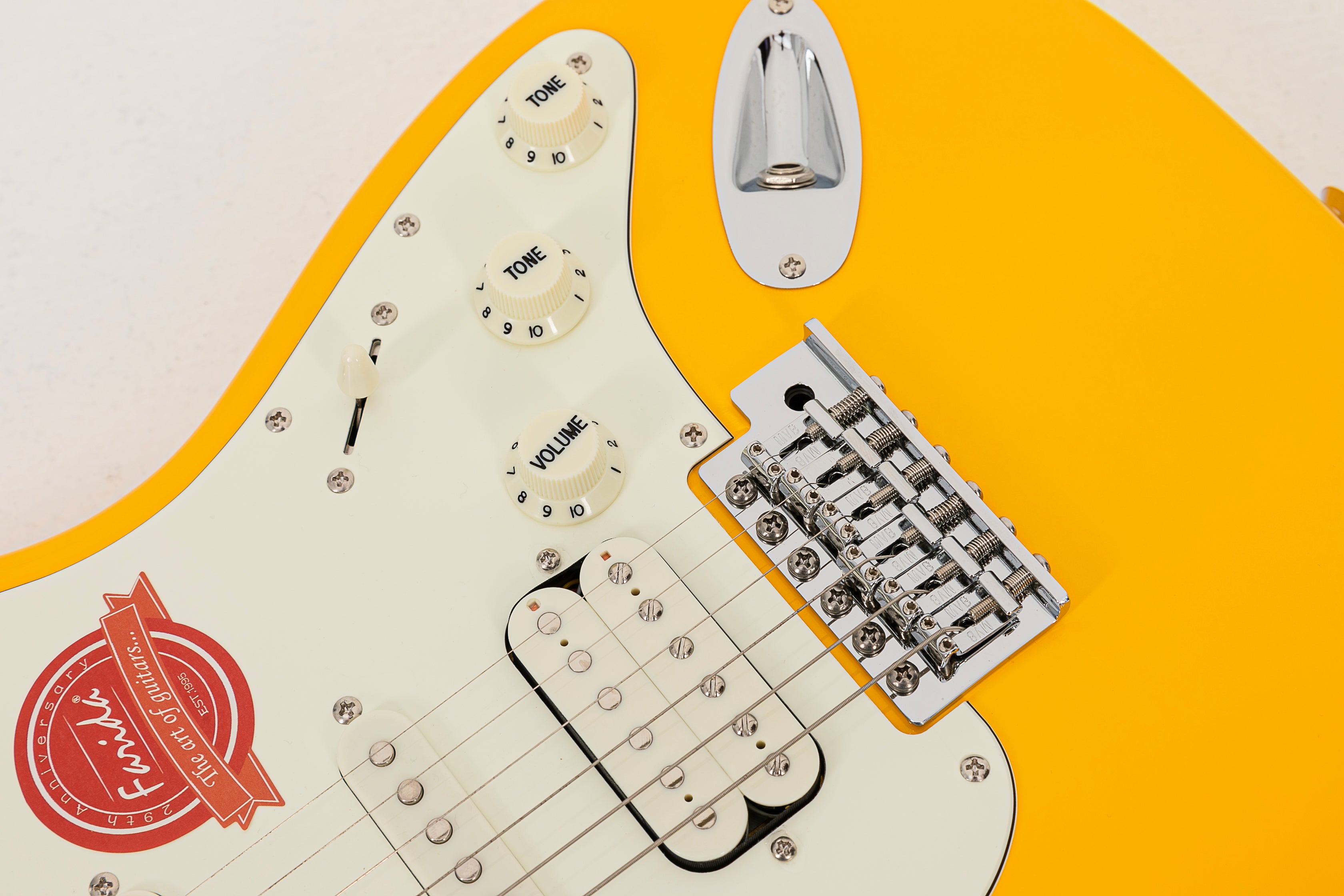Farida F-5020 Series Electric Guitar ā Beginner Strat Style with 5-Way Pickup Selector, Vintage Tremolo, Carbonized Maple Neck & T2-3 Sealed Tuners