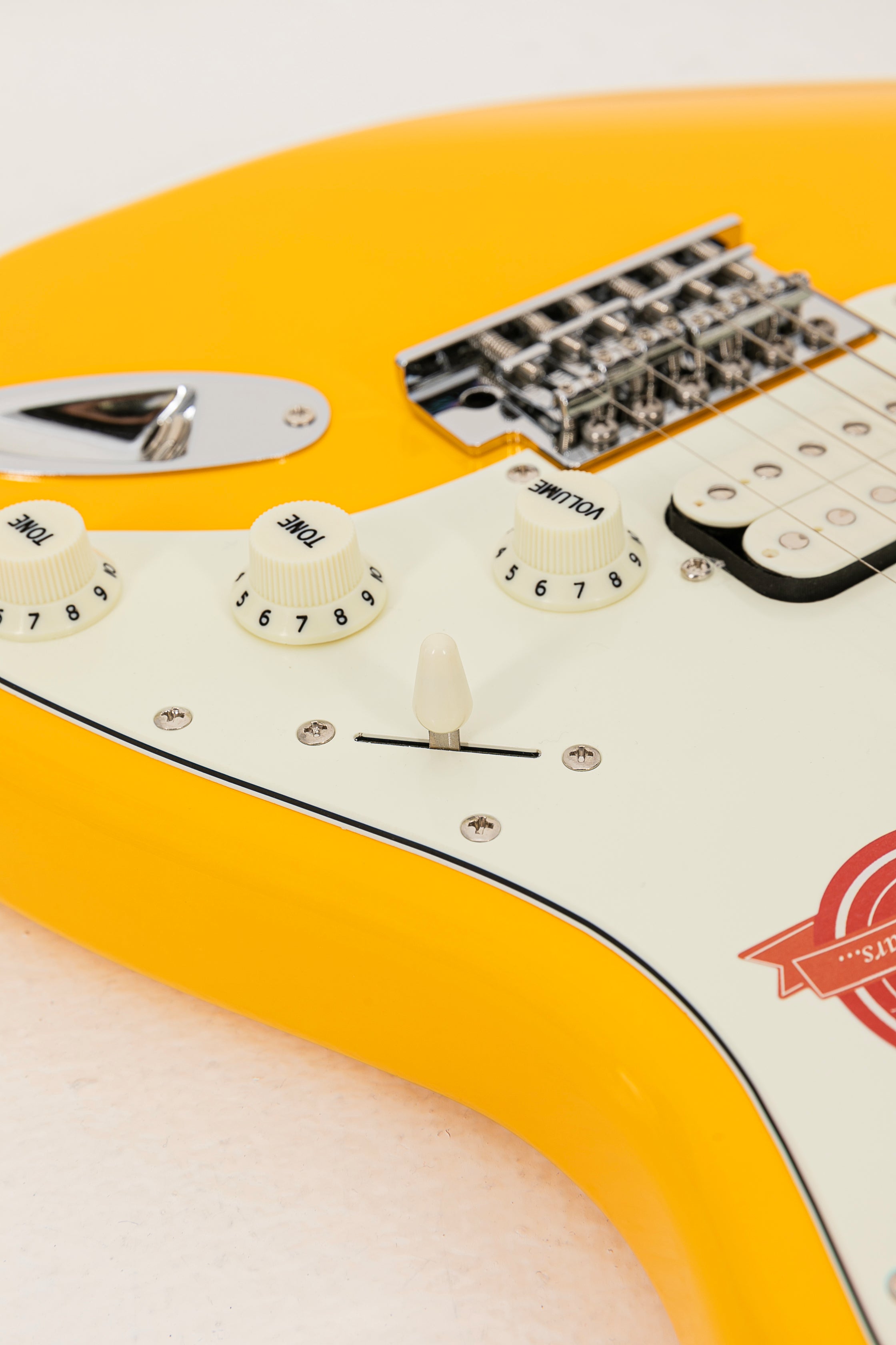 Farida F-5020 Series Electric Guitar ā Beginner Strat Style with 5-Way Pickup Selector, Vintage Tremolo, Carbonized Maple Neck & T2-3 Sealed Tuners