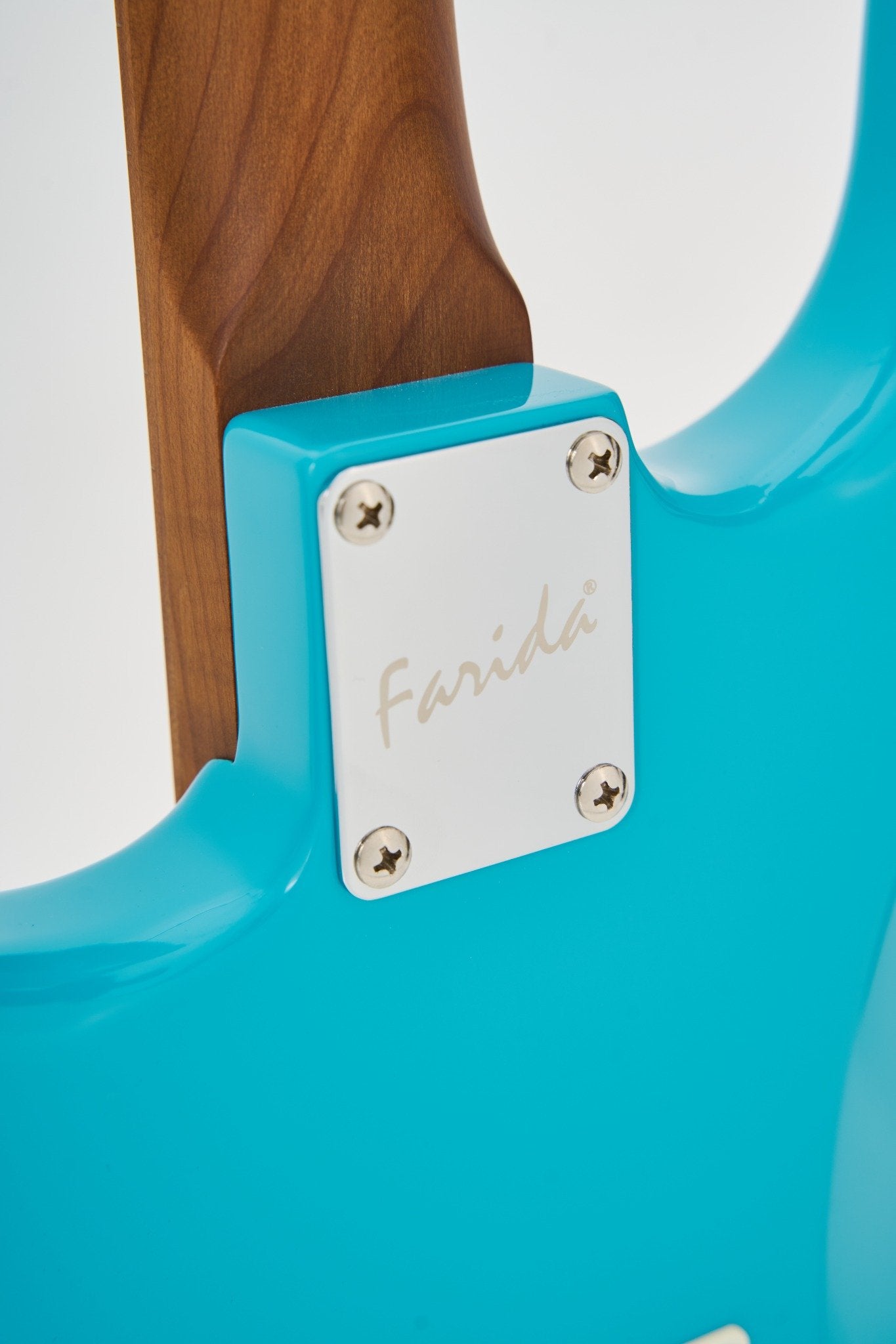 Farida F-5020 Series Electric Guitar ā Beginner Strat Style with 5-Way Pickup Selector, Vintage Tremolo, Carbonized Maple Neck & T2-3 Sealed Tuners