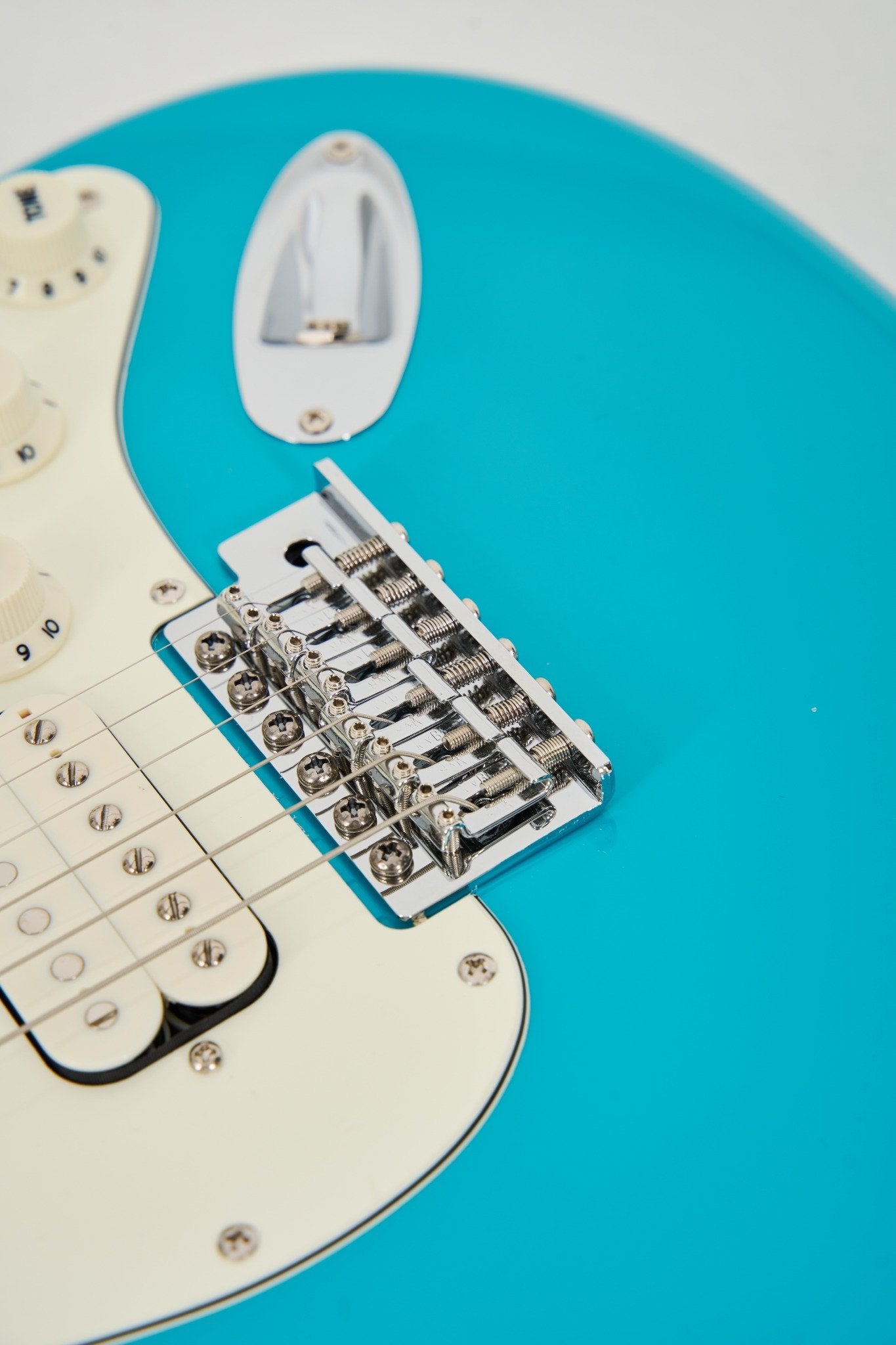 Farida F-5020 Series Electric Guitar ā Beginner Strat Style with 5-Way Pickup Selector, Vintage Tremolo, Carbonized Maple Neck & T2-3 Sealed Tuners
