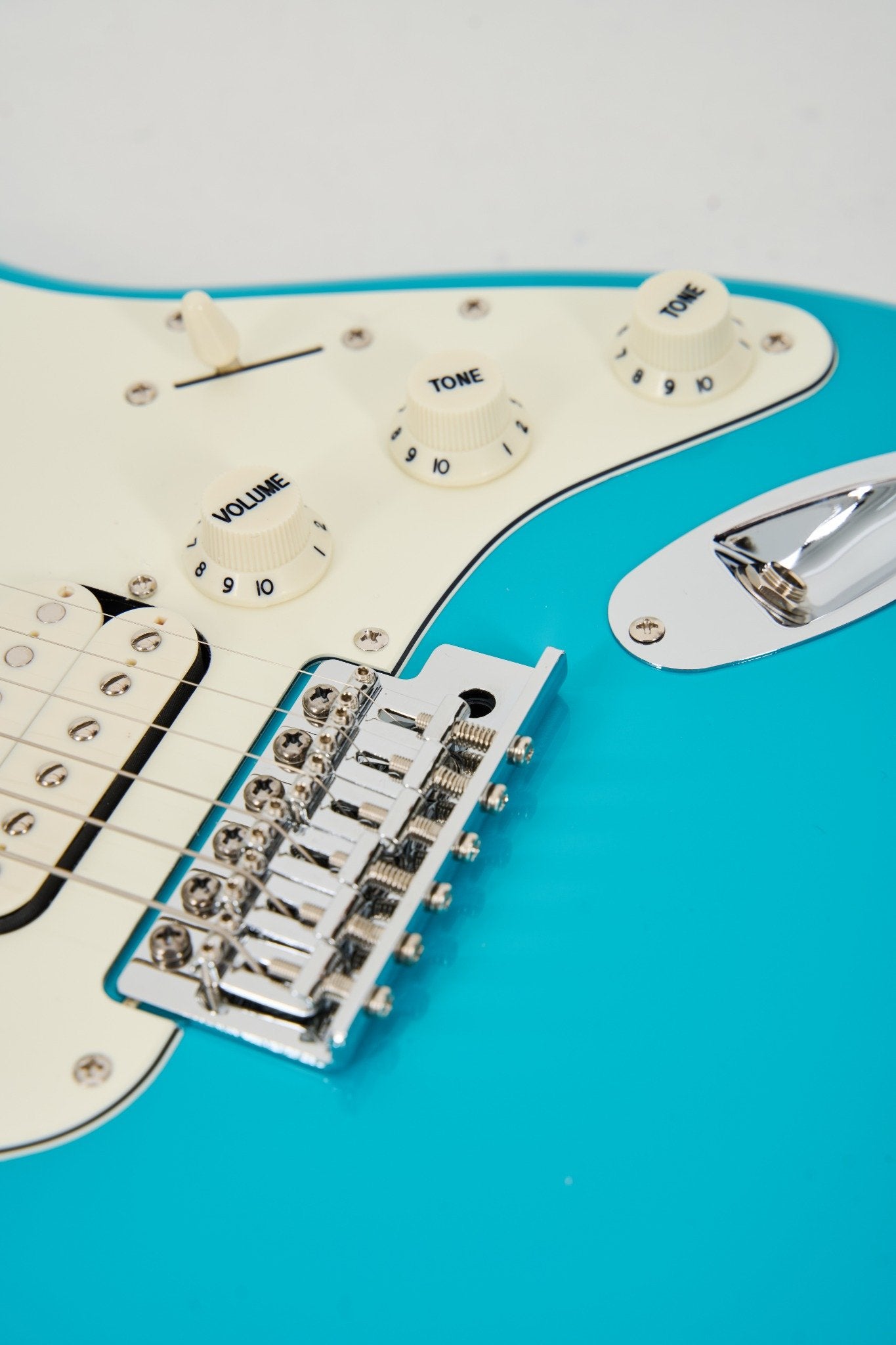 Farida F-5020 Series Electric Guitar ā Beginner Strat Style with 5-Way Pickup Selector, Vintage Tremolo, Carbonized Maple Neck & T2-3 Sealed Tuners