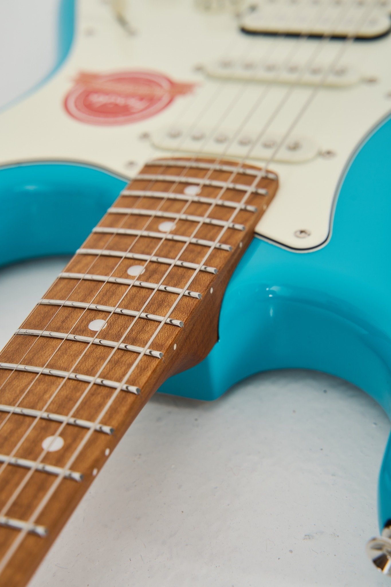 Farida F-5020 Series Electric Guitar ā Beginner Strat Style with 5-Way Pickup Selector, Vintage Tremolo, Carbonized Maple Neck & T2-3 Sealed Tuners